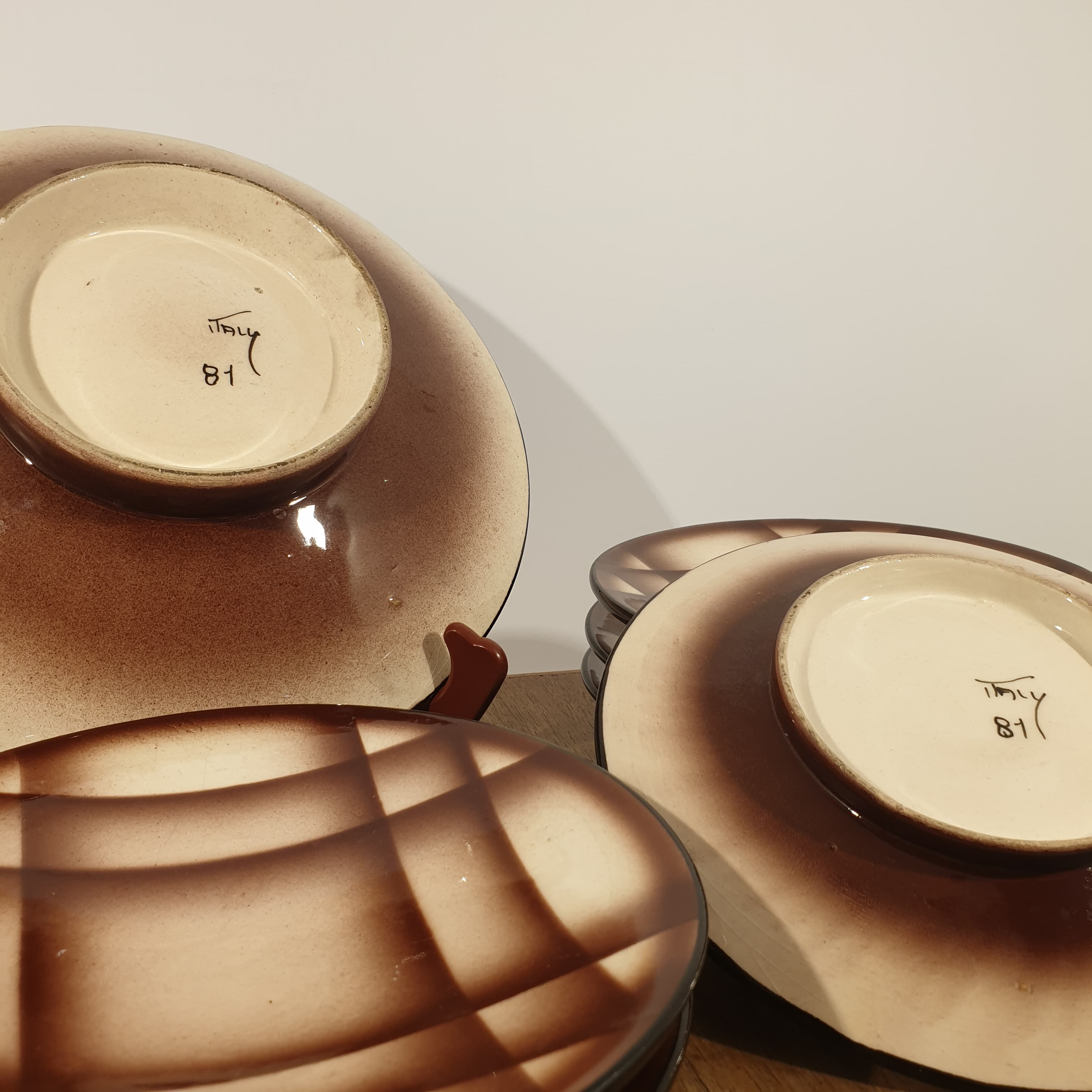 Piatti in ceramica decorati a mano