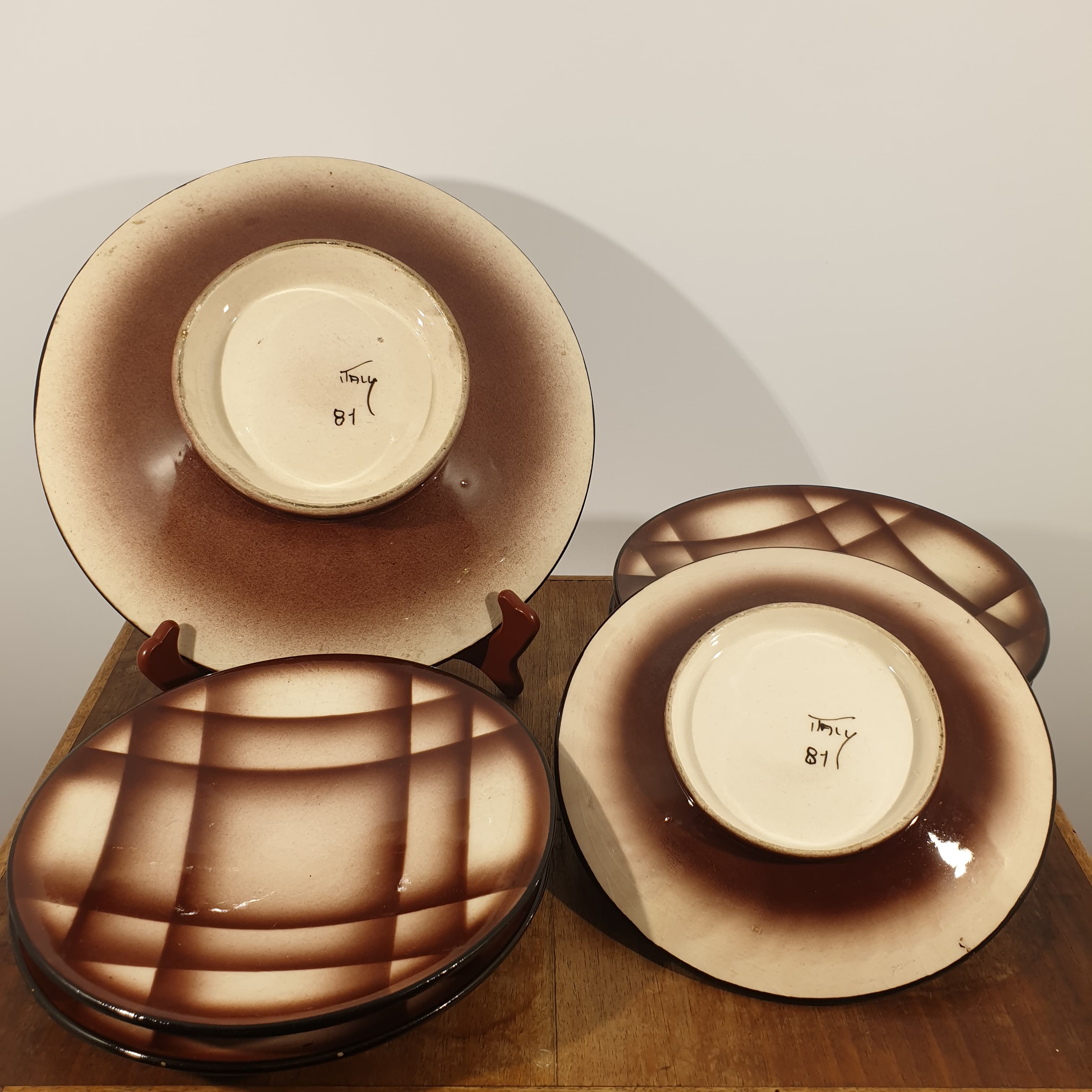 Piatti in ceramica decorati a mano