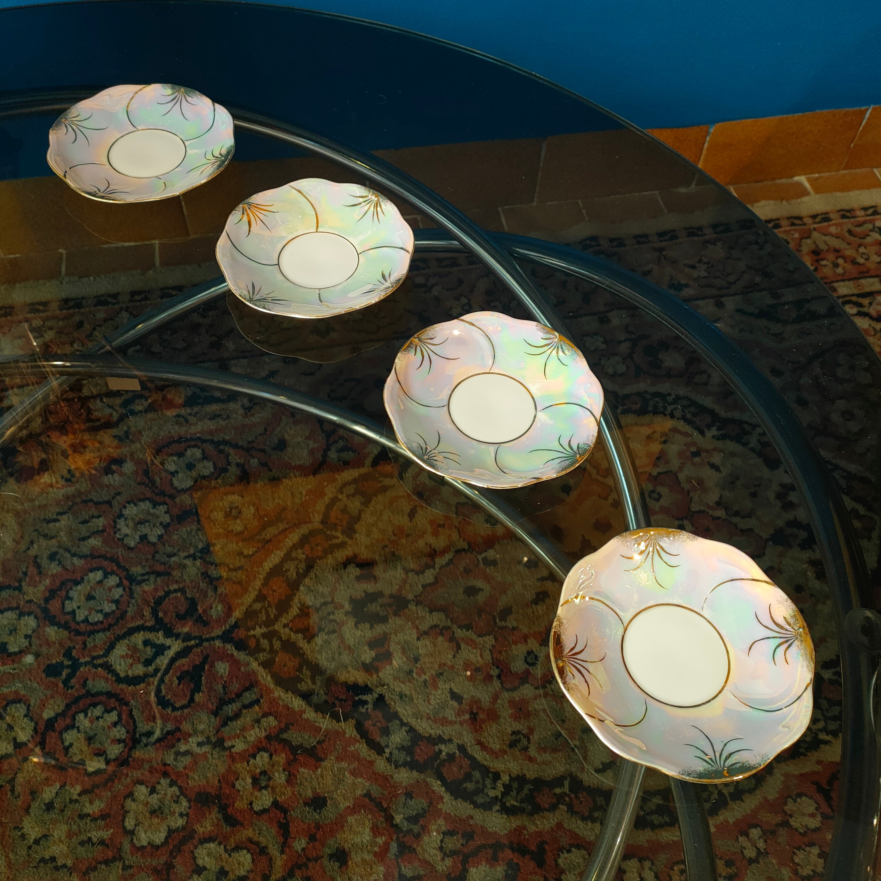 Tazzine in porcellana, decoro iridescente