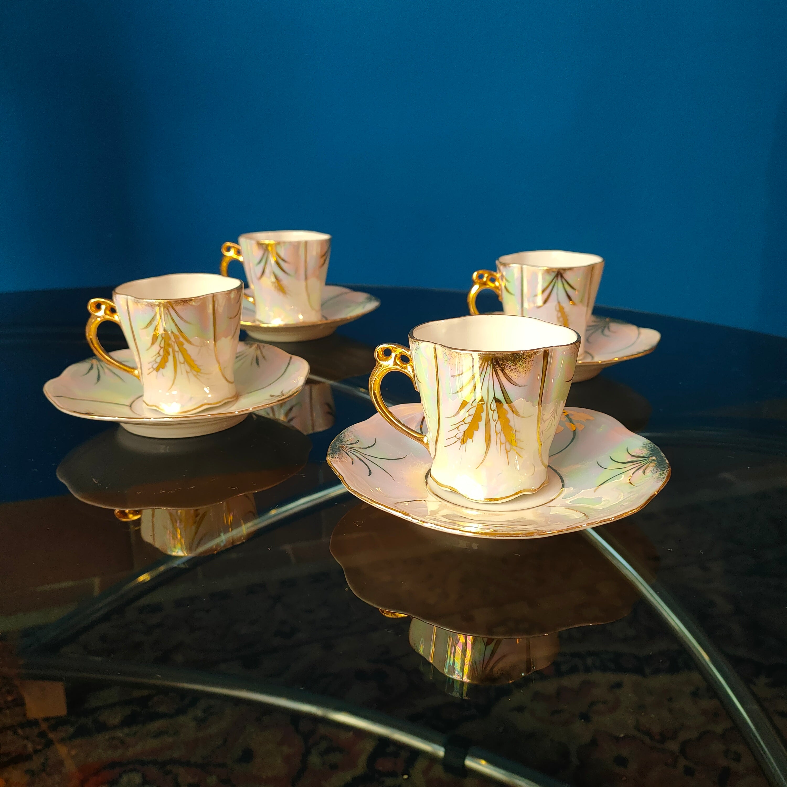 Tazzine in porcellana, decoro iridescente