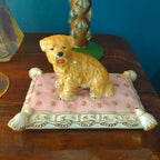 Oggetto decorativo in porcellana, cuscino con cane terrier