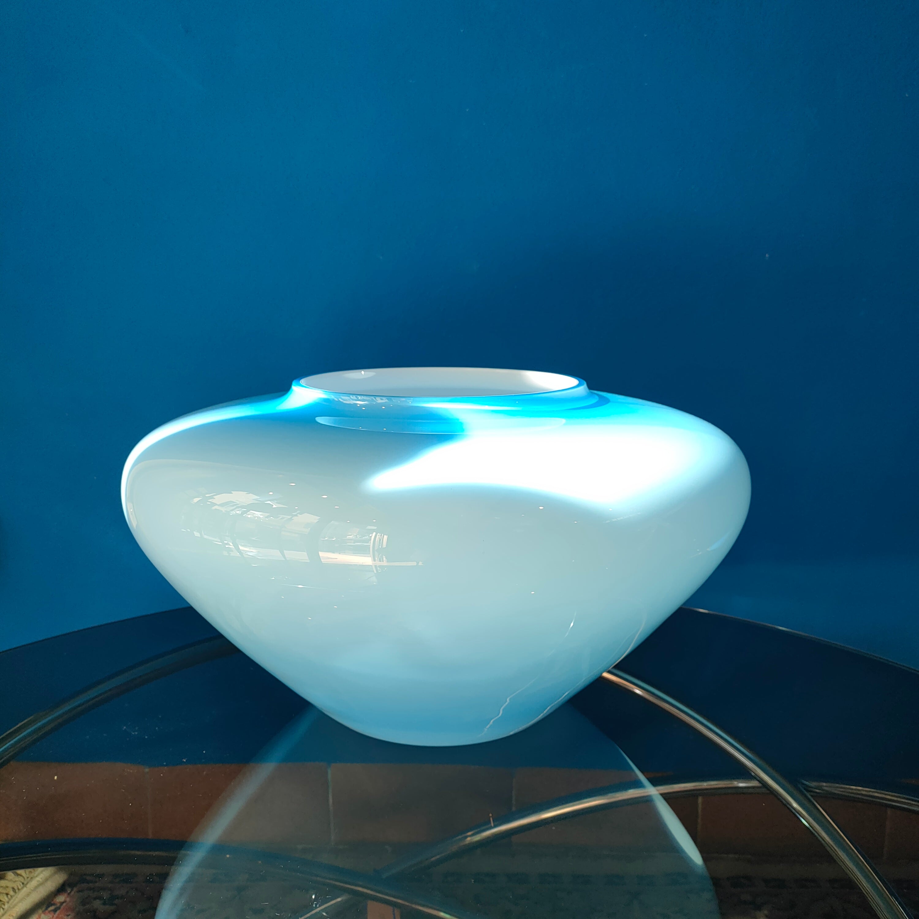Grande vaso in vetro incamiciato azzurro, 1980s/90s