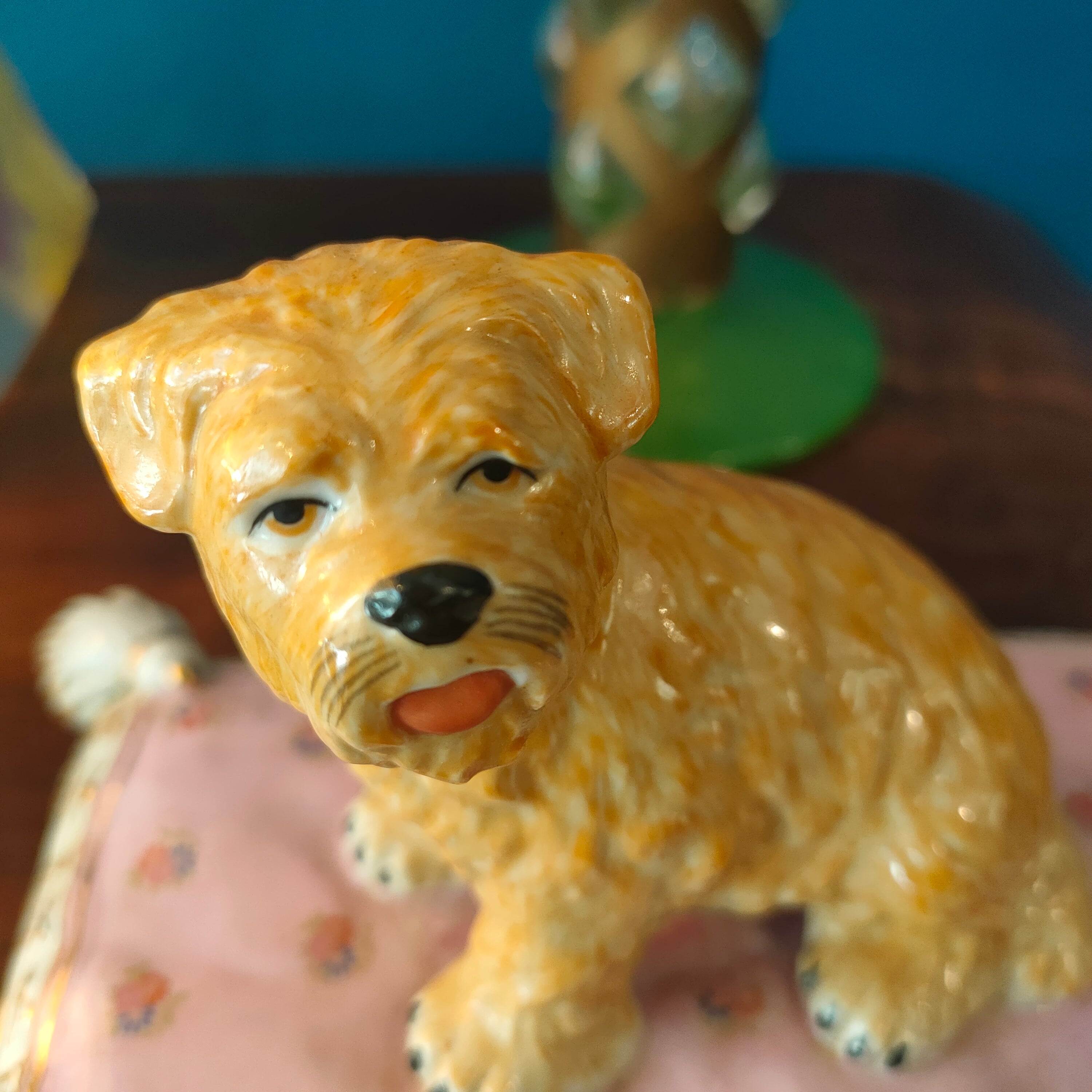 Oggetto decorativo in porcellana, cuscino con cane terrier