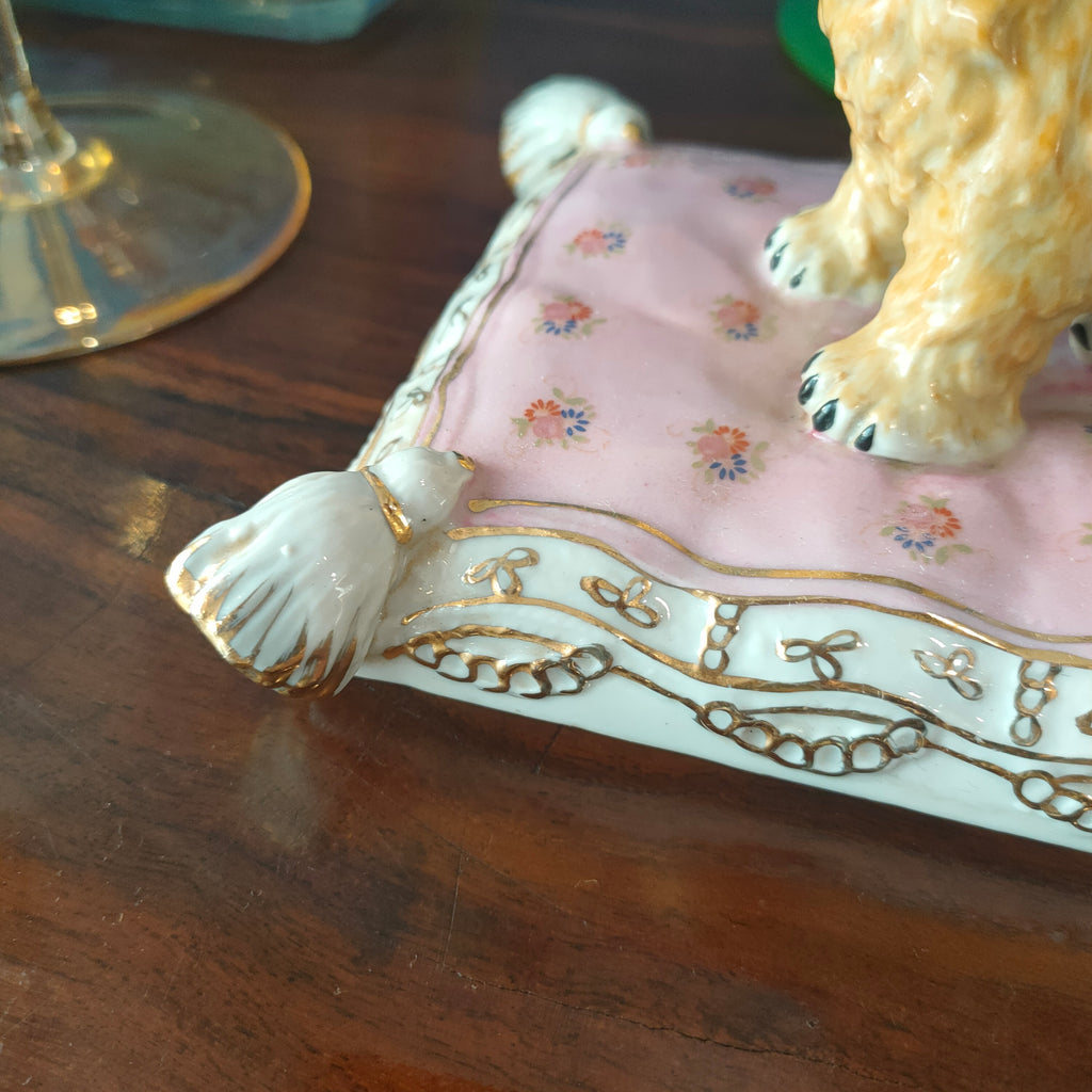 Oggetto decorativo in porcellana, cuscino con cane terrier