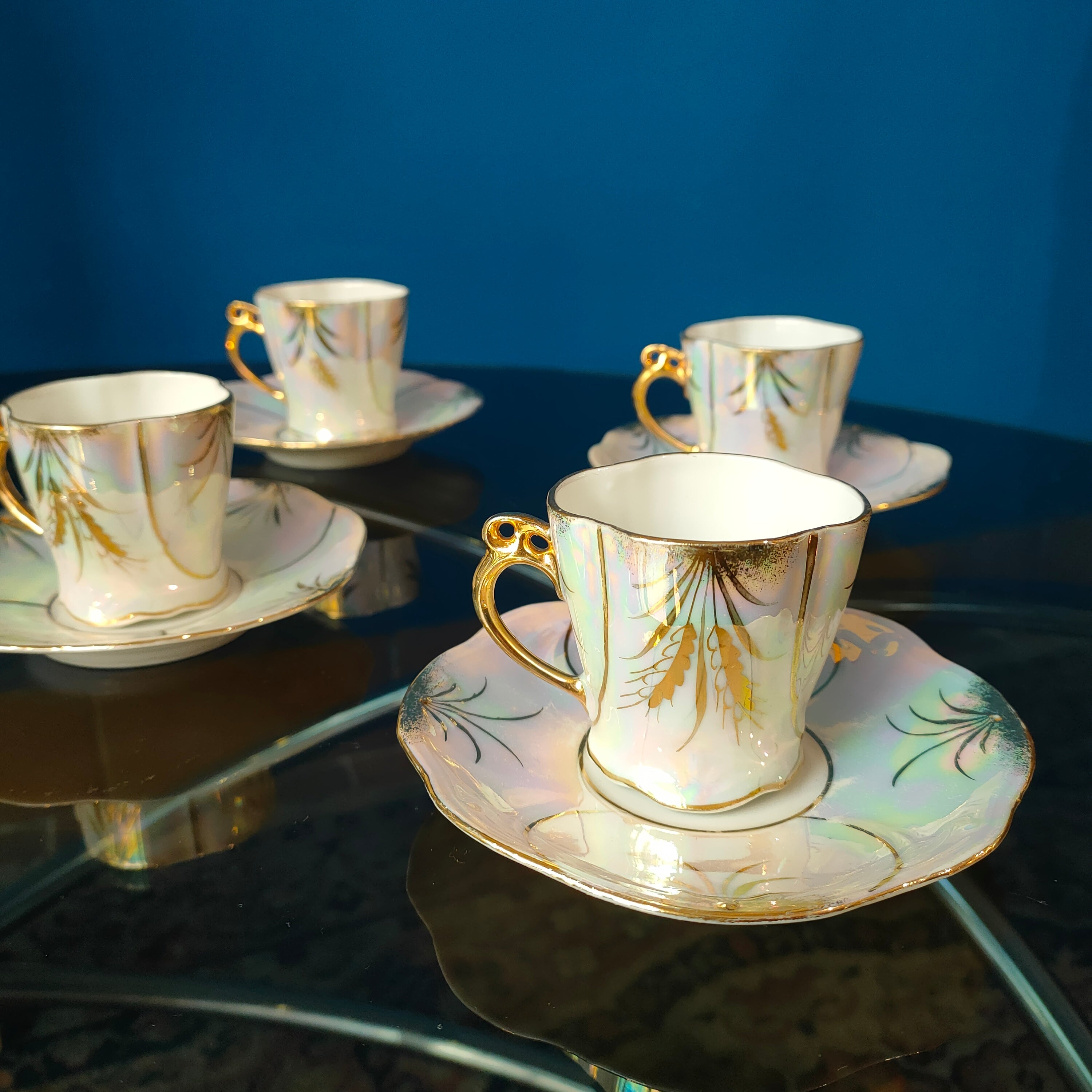 Tazzine in porcellana, decoro iridescente