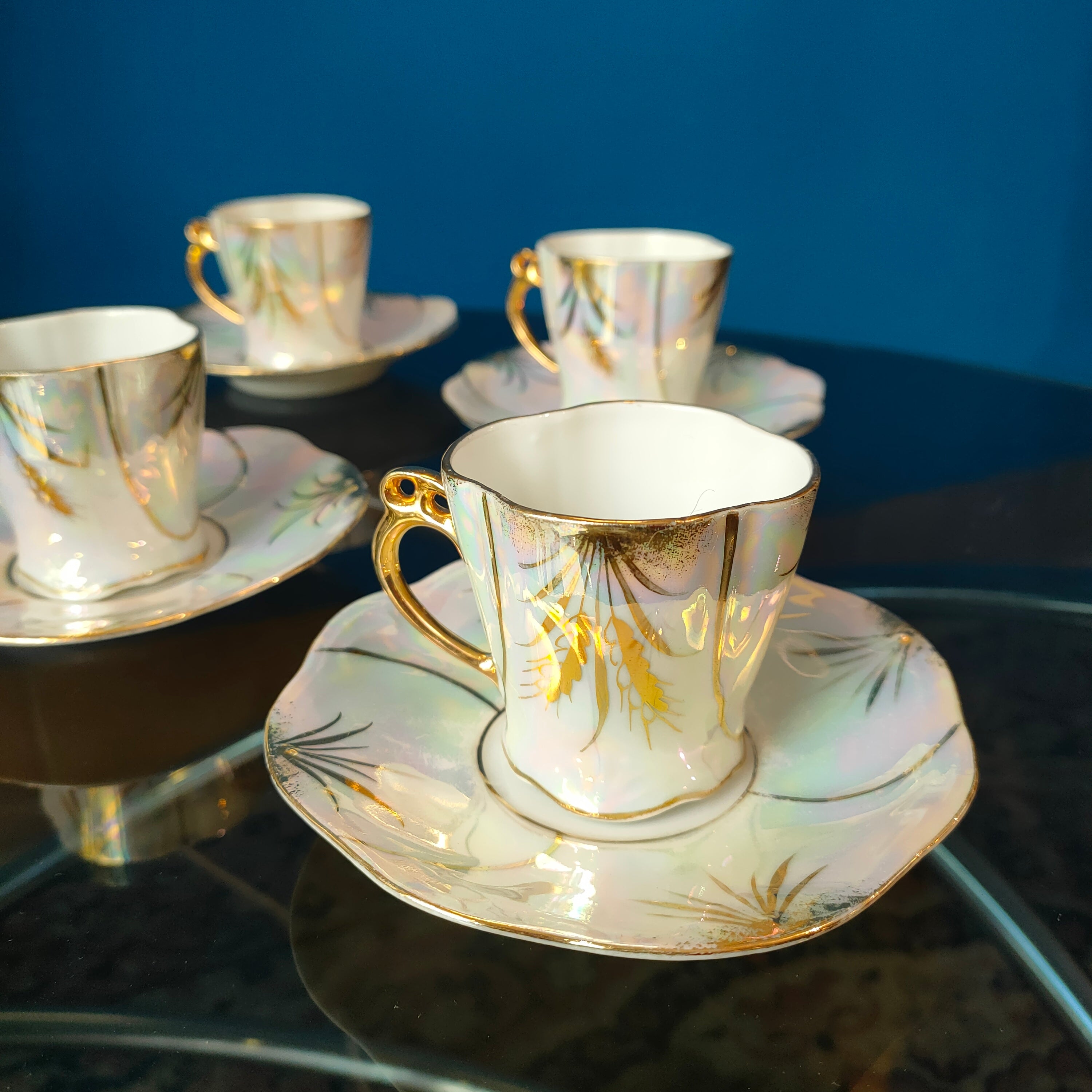 Tazzine in porcellana, decoro iridescente