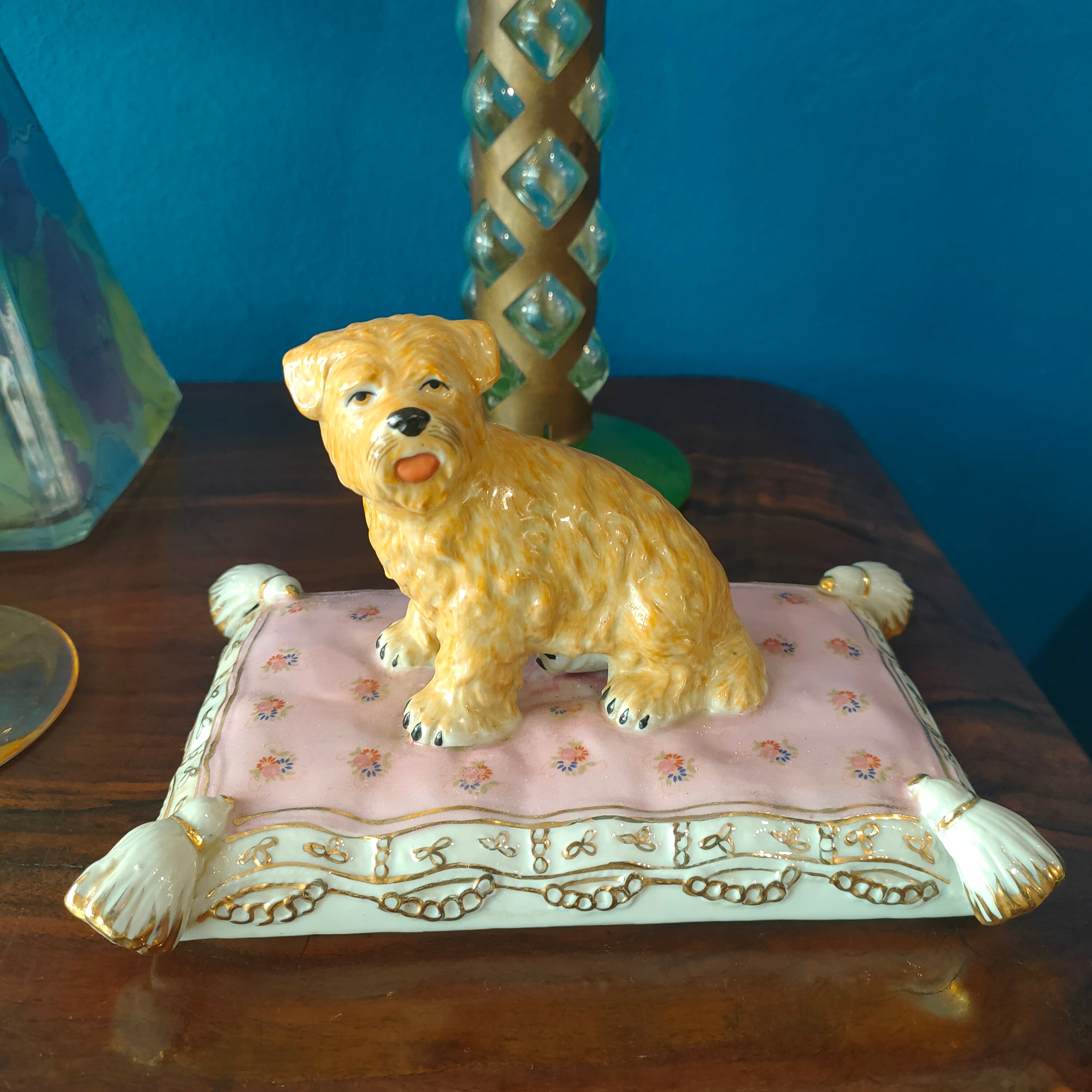 Oggetto decorativo in porcellana, cuscino con cane terrier