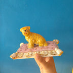 Oggetto decorativo in porcellana, cuscino con cane terrier