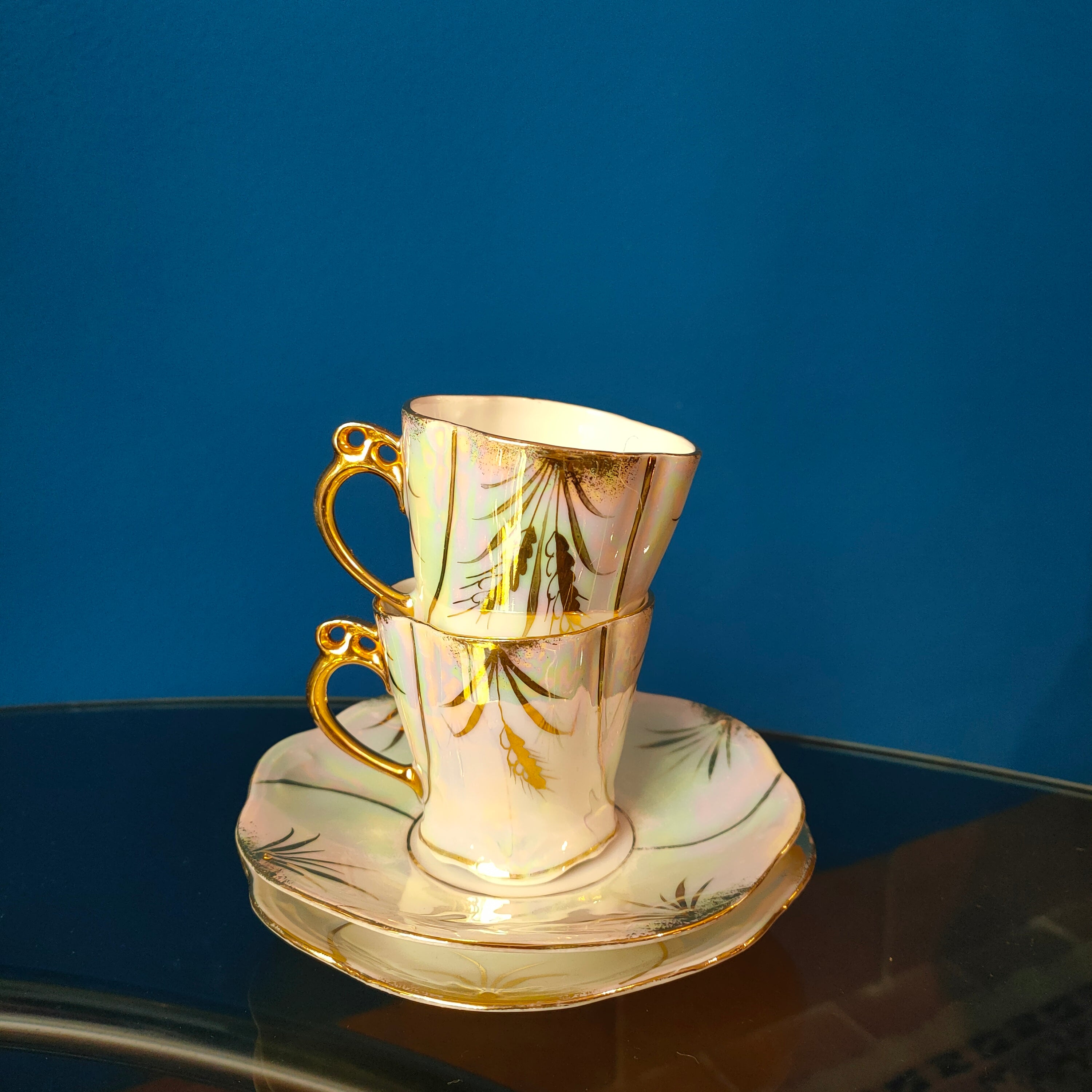 Tazzine in porcellana, decoro iridescente