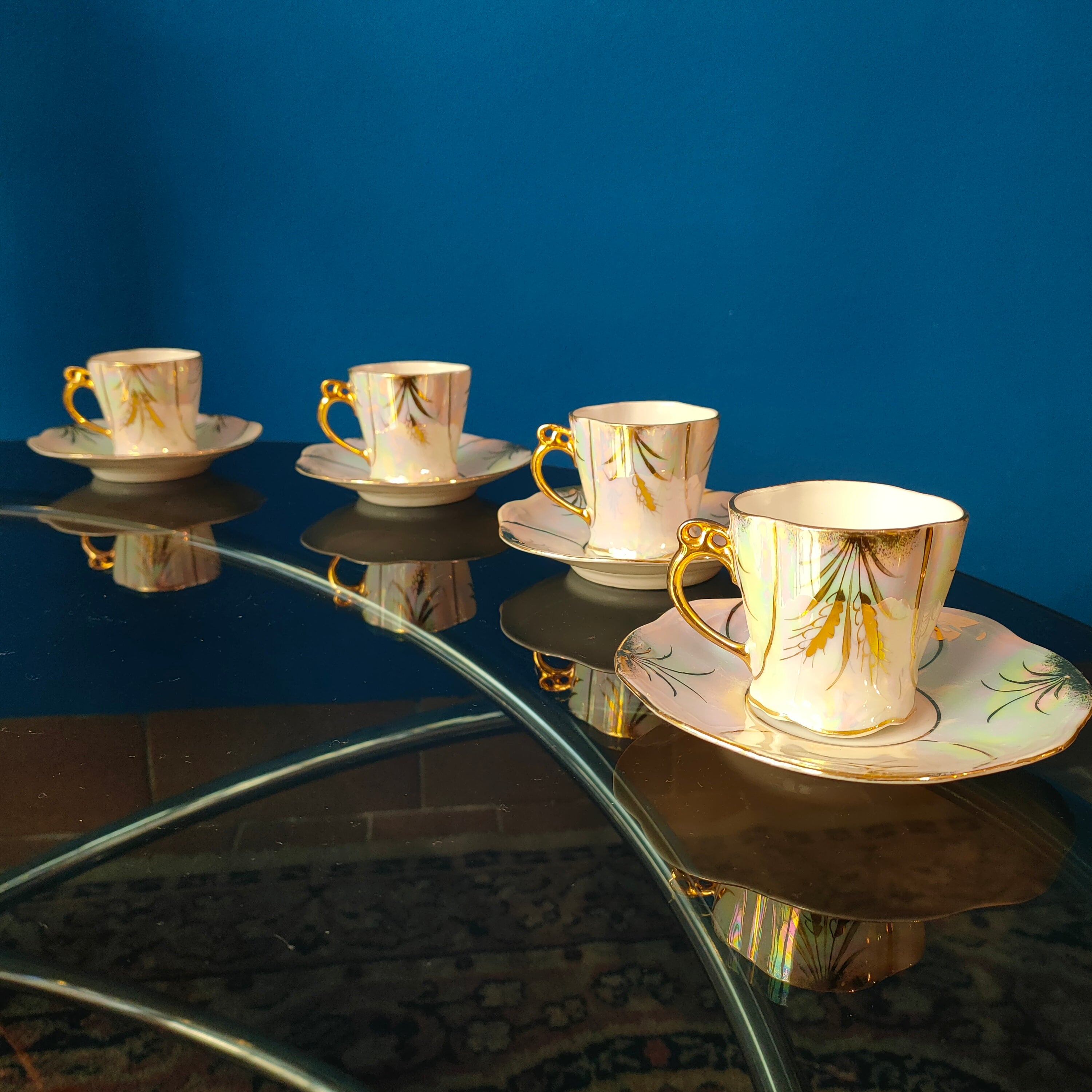 Tazzine in porcellana, decoro iridescente