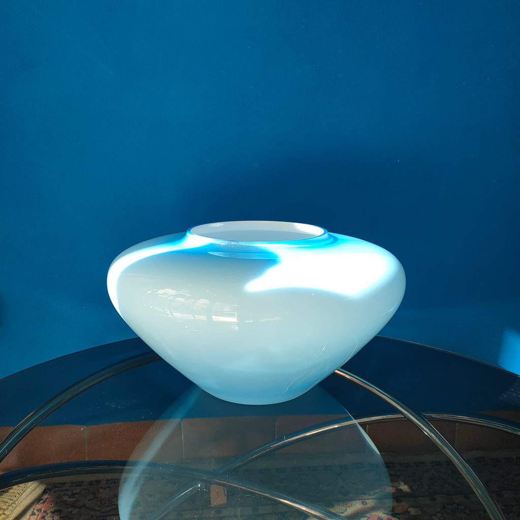 Grande vaso in vetro incamiciato azzurro, 1980s/90s