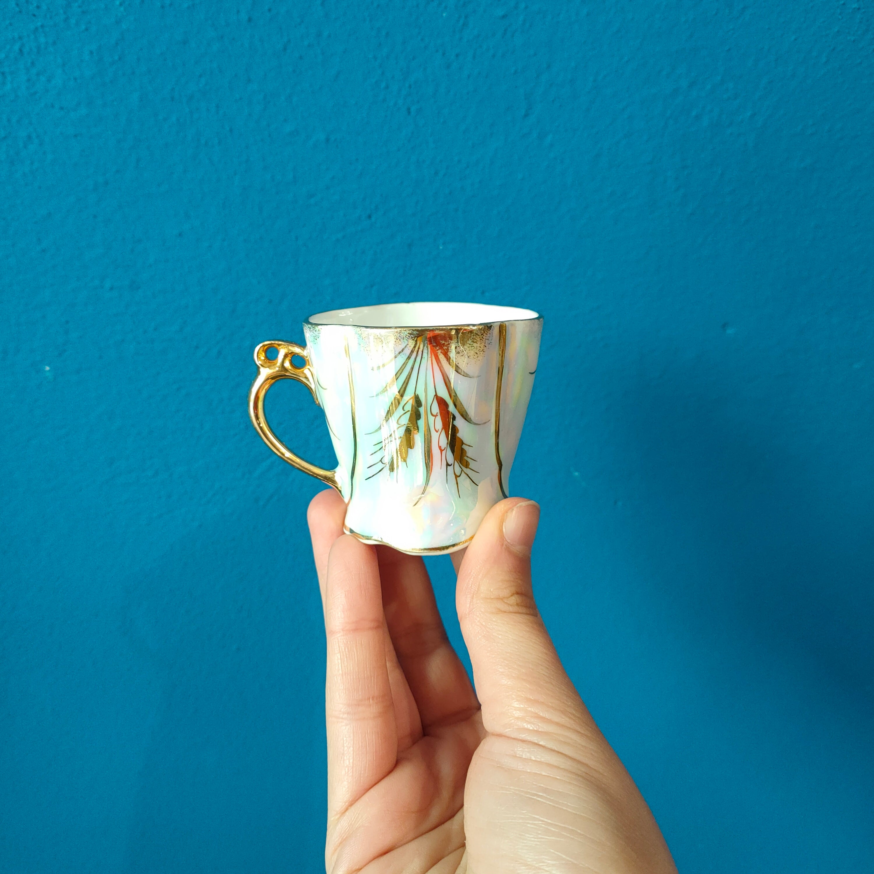 Tazzine in porcellana, decoro iridescente