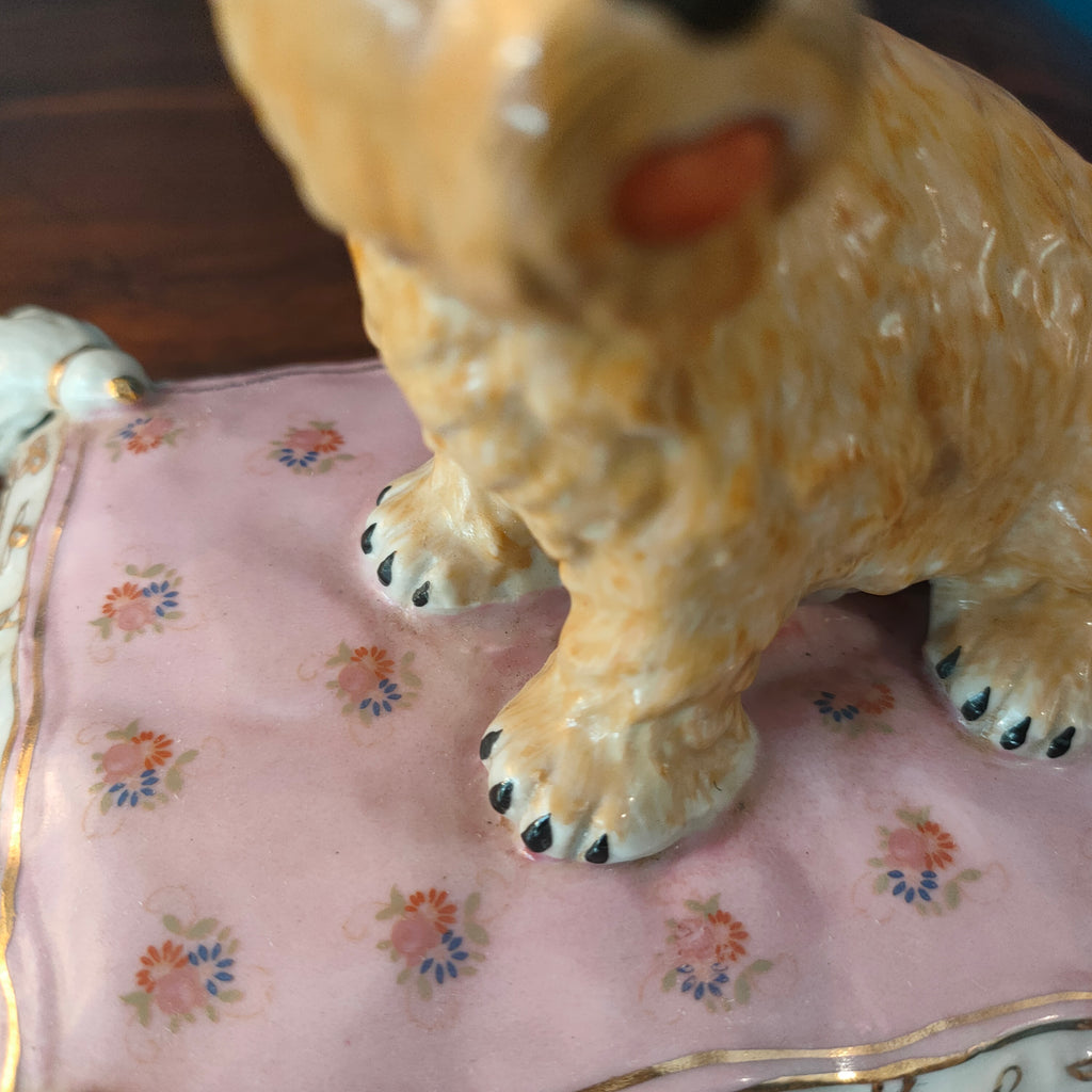 Oggetto decorativo in porcellana, cuscino con cane terrier