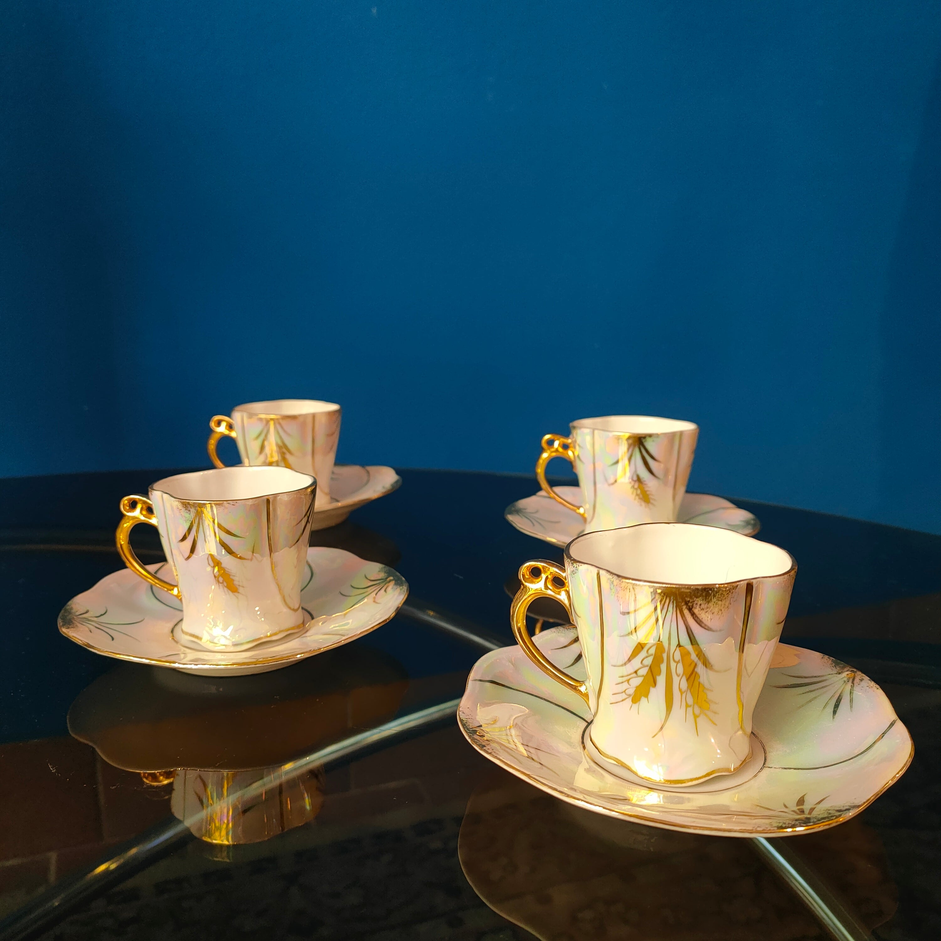 Tazzine in porcellana, decoro iridescente