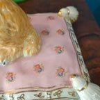 Oggetto decorativo in porcellana, cuscino con cane terrier